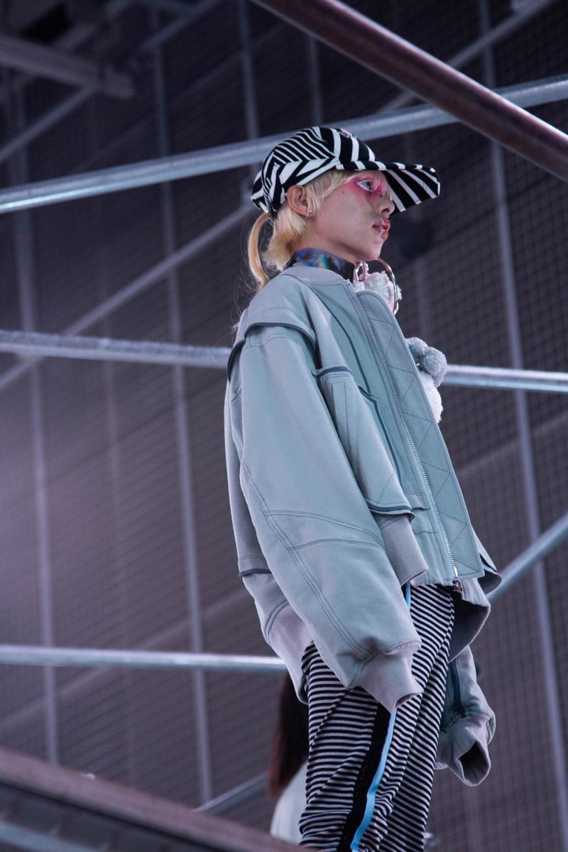 fashionsnap's tweet photo. 社会構造とBALMUNGを結びつけ、「飛び降りる」に意味することを考察。 https://t.co/8ClHcQe2tz https://t.co/McdNS5oM7f