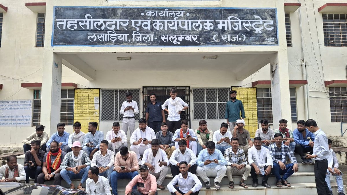 धरियावद विधानसभा के बीजेपी प्रत्याशी कन्हैयालाल मीणा के गुंडों द्वारा विधायक थावरचंद डामोर <a href="/MlaThawarchand/">Thavar Chand Meena</a> )पर पत्थरबाजी जे और मारपीट की गई !
<a href="/BAPSpeak/">Dhongi</a>
<a href="/roat_mla/">Rajkumar Roat</a>
<a href="/RoatKantiBhai/">Roat Kanti Bhai Adivasi</a>

#लसाडिया_गुडें_गिरफ्तार_करो