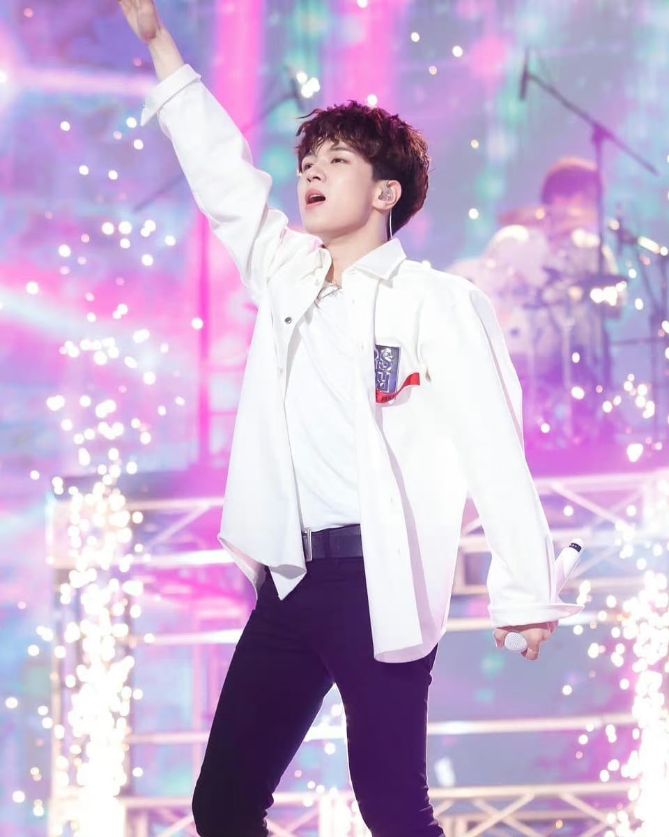 Yookkk282295's tweet photo. [#throwback] 2019 #hweseungcloset

190830 The Call 2
@hweng_star : Born to be star

👔 @rafsimons 

#엔플라잉 #NFlying #유회승 #YooHweSeung #フェスン #柳會勝 #hweseungstyle #kpop #closet #fashion #ootd #rafsimons #thecall2 https://t.co/qgHt0XM3mq