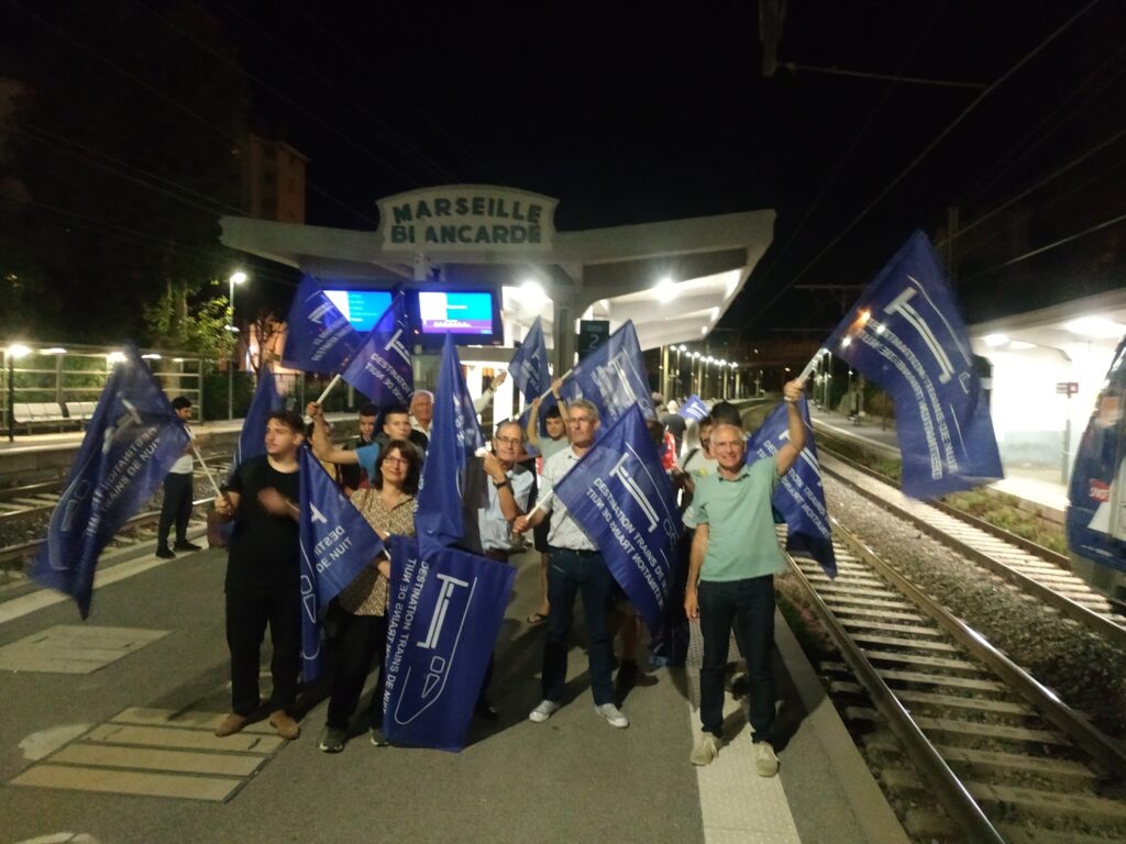 Action pour un train de nuit Nice – Brest gare de la Blancarde à Marseille: Vendredi soir du 6 septembre 22 heures : le train de nuit Nice Paris s’arrête à l’heure à Marseille. C’est le moment ou nous choisissons de mener un petit happening gare de la… dlvr.it/TCz3Cl
