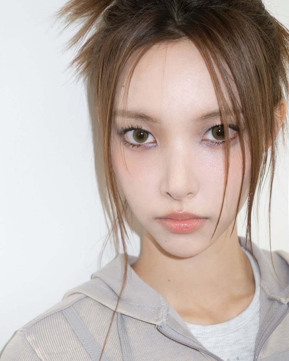 illeeys's tweet photo. her face card’s so crazy like just look at her https://t.co/Ivo9zHKGqq