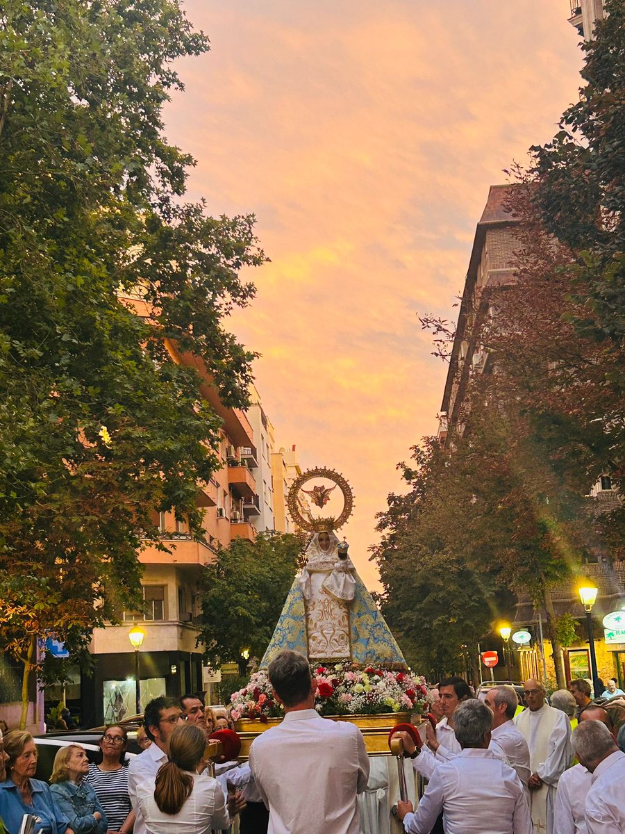 CVDNGTeen's tweet photo. #ProcesionVirgenDeCovadonga ayer sábado 7 de septiembre. Hoy la fiesta de la #NatividadDeNuestraSeñora. Gracias a la @policiademadrid y a la @EMTmadrid En los próximos días subiremos mas fotos https://t.co/nlh9ZdjLSZ