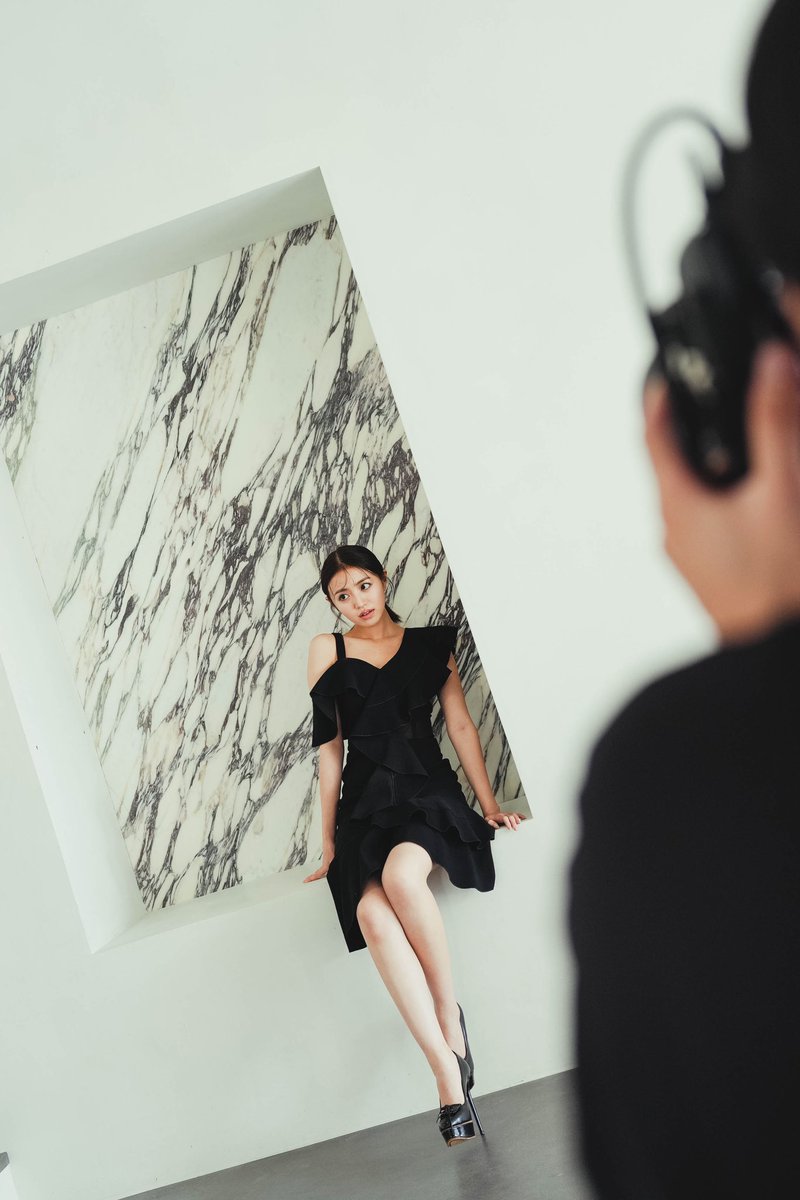 発売中の週刊文春の原色美女図鑑に掲載されています。 素敵な撮影