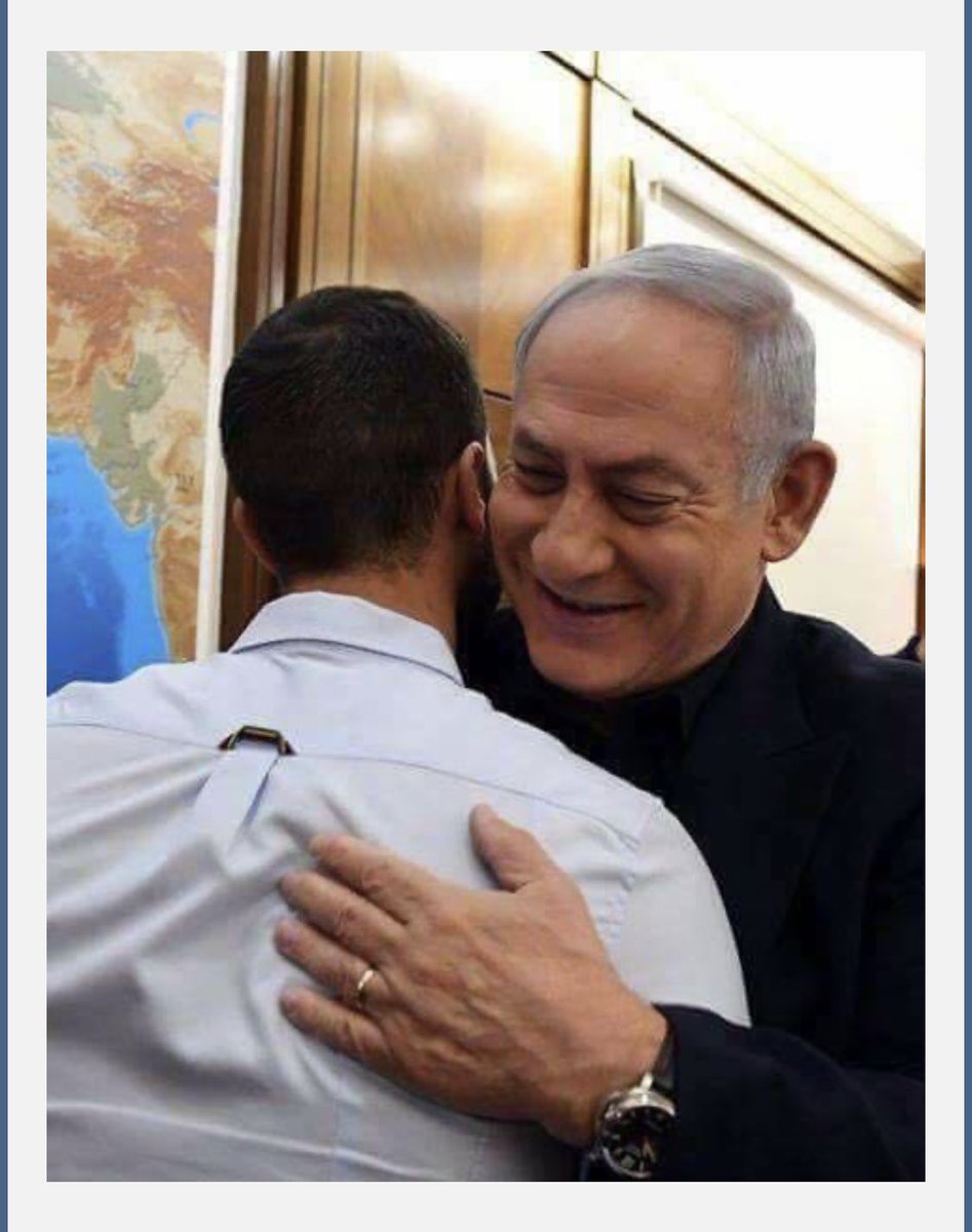 تذكير للسحيجة والوطنجية ..
صورة تعود إلى شهر تموز يوليو عام 2017 ويظهر فيها بنيامين نتن ياهو مستقبلاً بالأحضان ضابط أمن السفارة الإسرائيلية في عمّان بعدما قتل مواطنيّن أردنيين هما الشاب محمد الجواودة والدكتور بشار الحمارنة.
يومها خاطب نتنياهو المجرم قائلا: "لقد تصرفت بشكل جيد