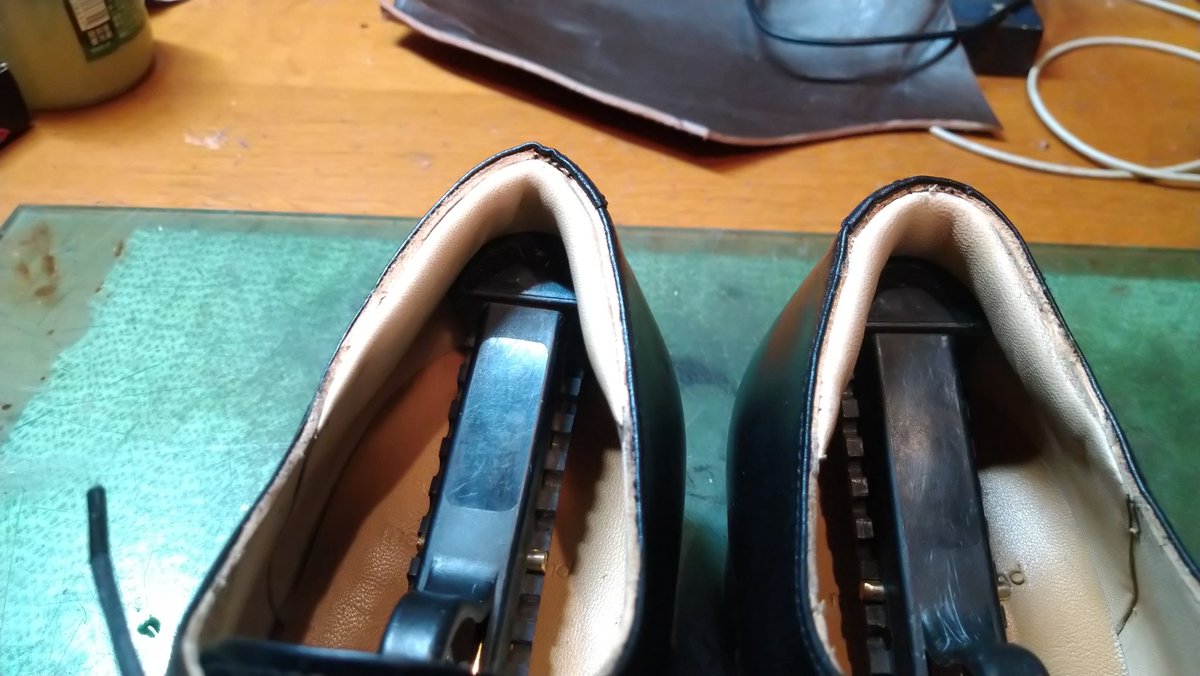 お世話になった人に贈ろうと靴を作りました。踵が小さくてほとんどの靴で踵に隙間が出きるとのこと。確かに仮靴でも隙間があったので、内側にスポンジを入れてみました。これでうまく行くと良いのですが。