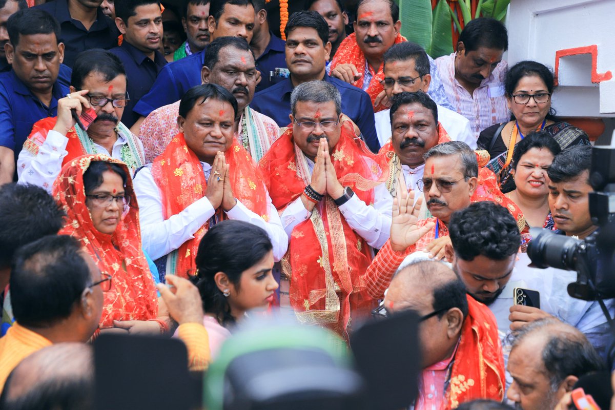 MohanMOdisha's tweet photo. ପଶ୍ଚିମ ଓଡ଼ିଶାର ଗଣପର୍ବ ନୂଆଁଖାଇ ଅବସରରେ ମା’ ସମଲେଶ୍ଵରୀଙ୍କ ଦର୍ଶନ କରିବାର ସୌଭାଗ୍ୟ ପ୍ରାପ୍ତ ହେଲା। ମା’ଙ୍କ ନିକଟରେ ସମସ୍ତ ଓଡ଼ିଶାବାସୀଙ୍କ ଉତ୍ତରୋତ୍ତର ଉନ୍ନତି କାମନା କରୁଛି । 

ଜୟ ମା' ସସମଲେଶ୍ଵରୀ 🙏 https://t.co/rnZr4kBHFl
