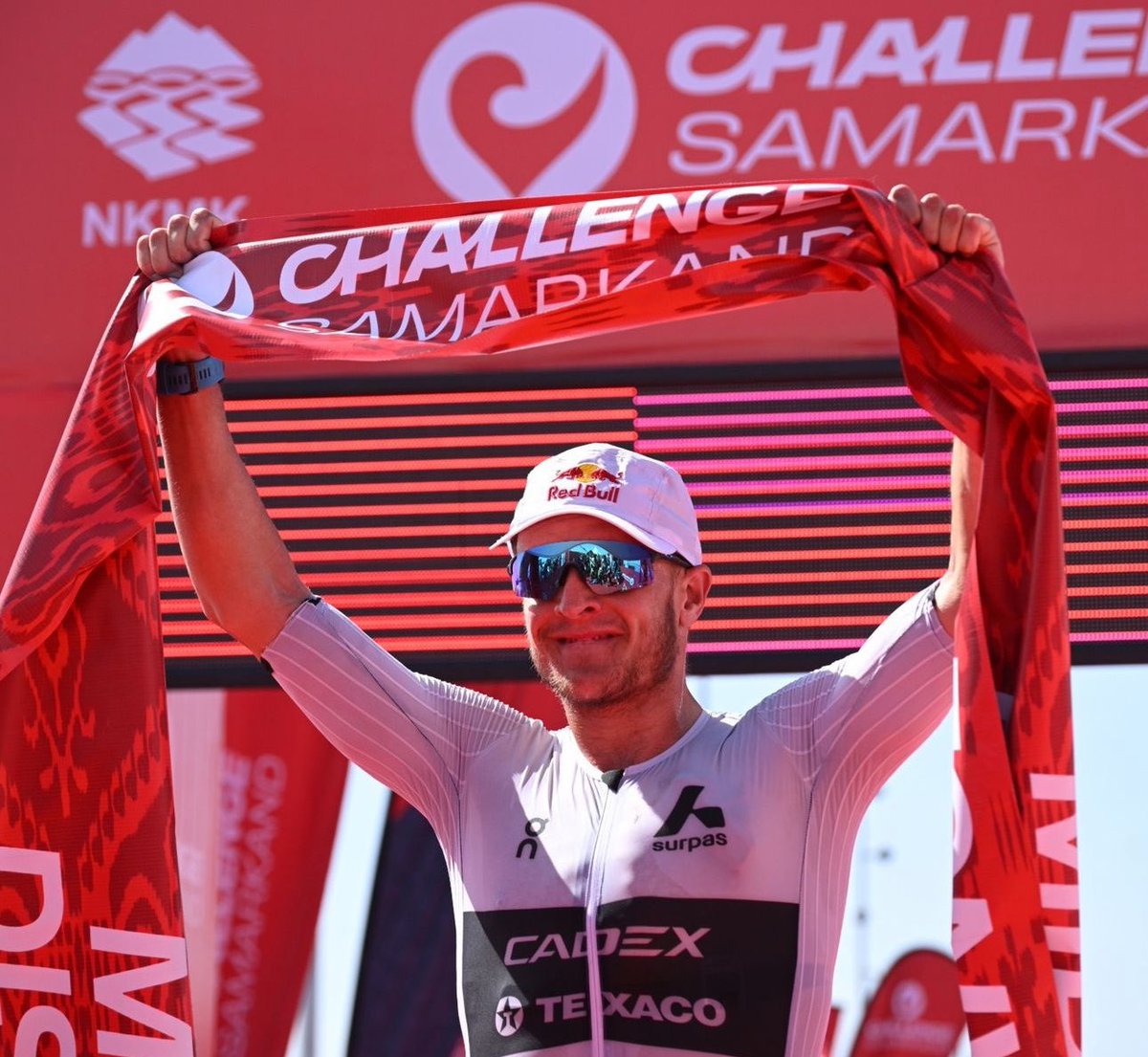 ‼️Kristian Blummenfelt a lo suyo

Con barba de dos días por no tener tiempo de afeitarse tras llegar de ganar IM Frankfurt, el toro sigue a lo suyo y se corona en Challenge Samarkand ante Gustav Iden (buena carrera) y Rico Bogen. 

¿De verdad se nos va a ir al ciclismo?