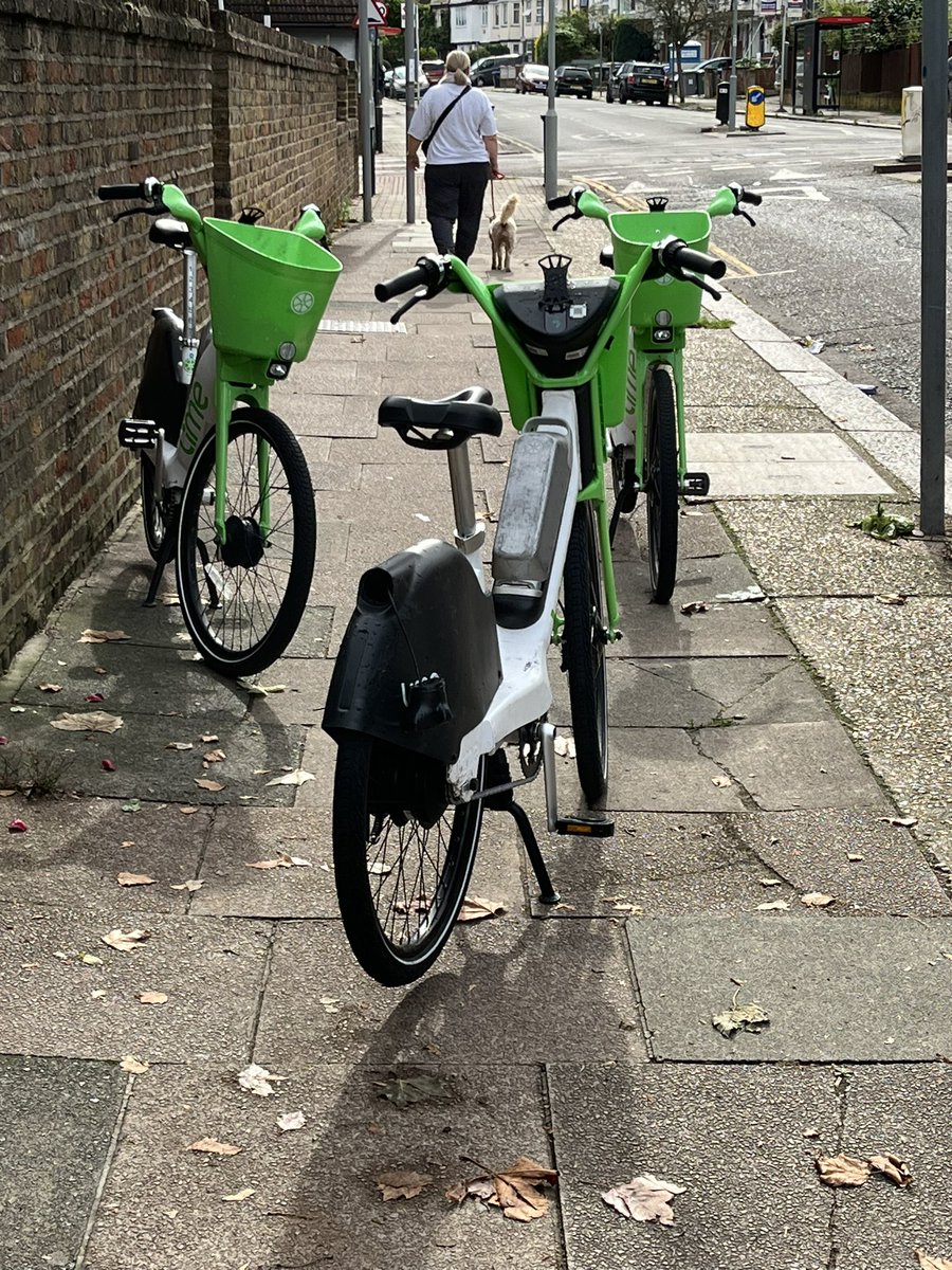 RiserKensal's tweet photo. @limebike @Brent_Council @RyanHack_ Sunday morning 10.30am, these bikes have been here since at least 10pm the night before - corner of All Souls Ave and Doyle Gdns NW10, near King Edwards Park entrance. https://t.co/pMubshGdsv