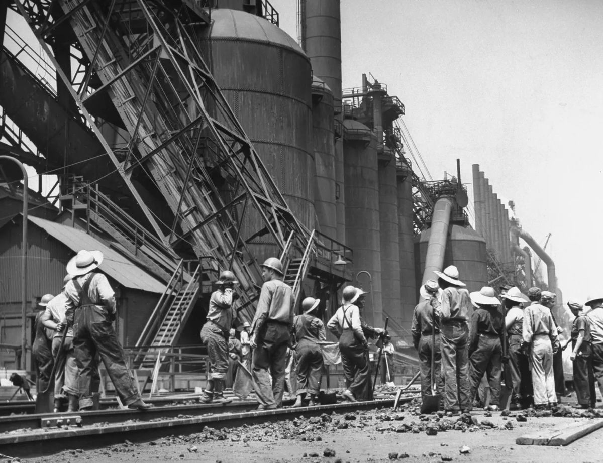 LJabberwock's tweet photo. @WallStreetSilv Women can definitely do what men can do. There was an entire generation who kept the factories going while the men went off to war. These stupid gender wars needs to end. https://t.co/M52lAOMSNo