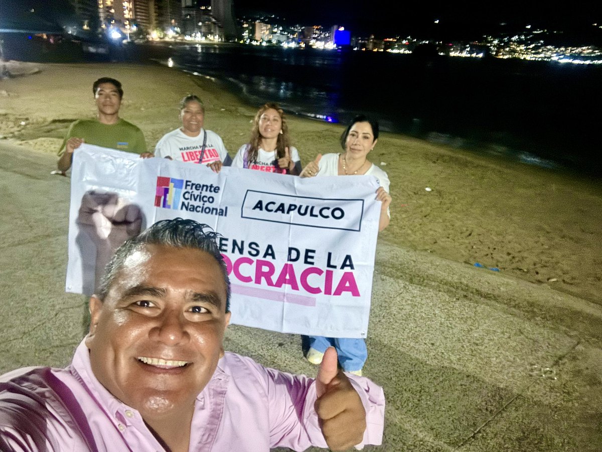 ramirosolorio's tweet photo. #Acapulco 

Ya nos estamos juntando para ir a la CDMX a la marcha por la democracia, y por la República. Nos vemos en el Ángel de la Independencia.
¡Democracia sí, dictadura no! @FCN_mx https://t.co/7jw8E86F5E