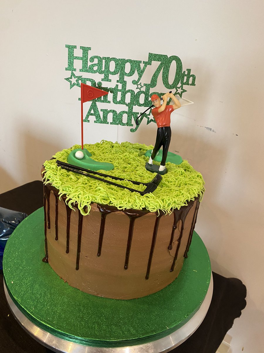 ellie289's tweet image. 3 and 4, off for a roast today and then I’m going to sit on the sofa all afternoon!  #cakelife