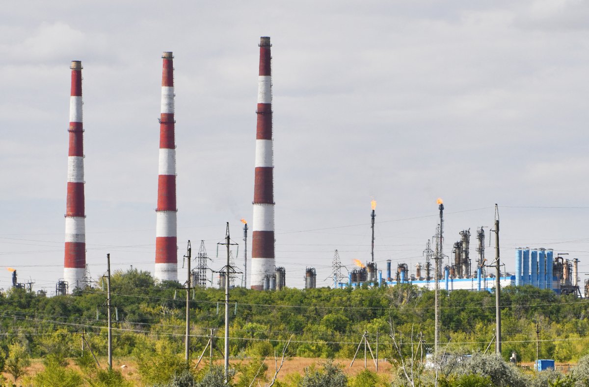 3CatInfo's tweet photo. Quant petroli cal deixar de cremar per limitar l'escalfament global? Mapa amb els punts clau https://t.co/QORHI0WRSs https://t.co/JD24Sw6dXs