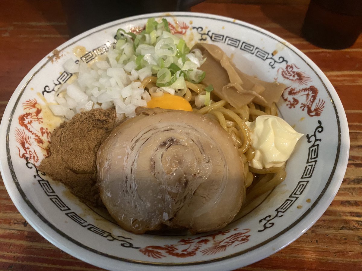 hiroriraku's tweet photo. こんばんは😊
本日も #熊本ラーメン とは
言えない番外編
熊本油大学 @411aburaman 
の「#油そば 800円 」
実は、行きたいお店が、なくなっていたので、飛び込み
学生さんが、ほぼ占めていました😅
油そばも何気に初挑戦
濃厚なタレに絡めて、一気にすする、魚粉の香りが、旨みを引き立てます
ちょっと、マヨネーズが邪魔だったので、今度頼む時は、油そばHELL❓のマヨ抜き、ニンニク増し、ネギ増し300gで注文したいと思います
『熊本油大学』
熊本県熊本市中央区子飼本町2-2

日曜日(定休日)
月〜土
11:30 ~ 15:00
18:00 ~ 24:00