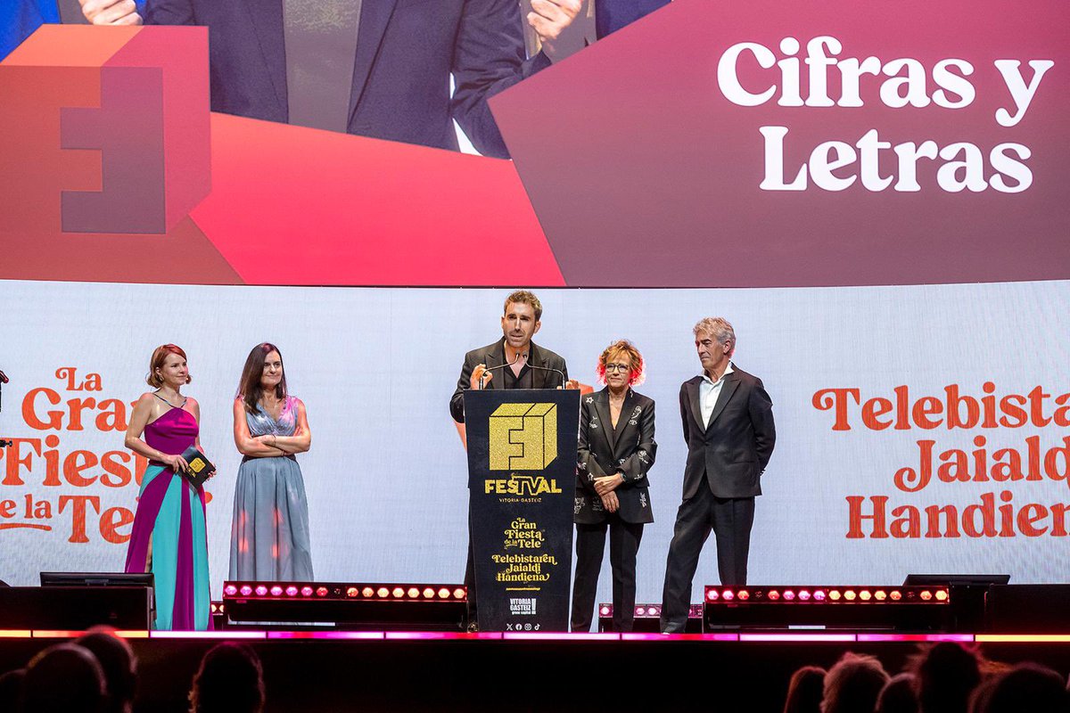 Gracias <a href="/FesTVal/">FesTVal</a> ¡Qué emocionante fue recibir el premio en representación de todo el equipo de <a href="/CifrasLetrasTVE/">Cifras y Letras</a>!

<a href="/la2_tve/">La 2</a> <a href="/rtve/">RTVE</a> #CifrasYLetras 🖤