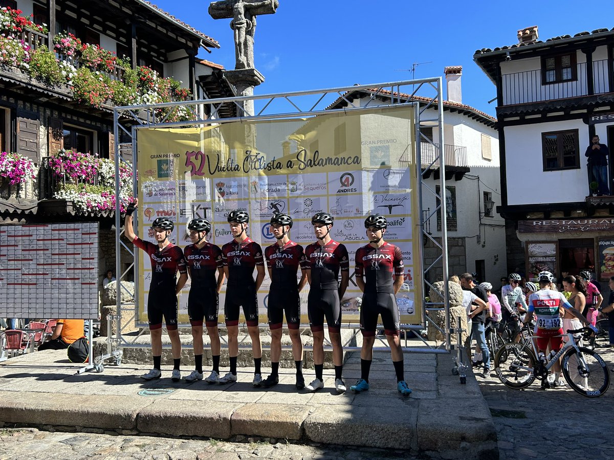 #52VueltaSalamanca 

📍Cierran la presentacion en La Alberca @PoltiKometaDEV, <a href="/FilialCajaRural/">Caja Rural-Alea</a> y <a href="/equipoEssax/">Equipo Essax</a>