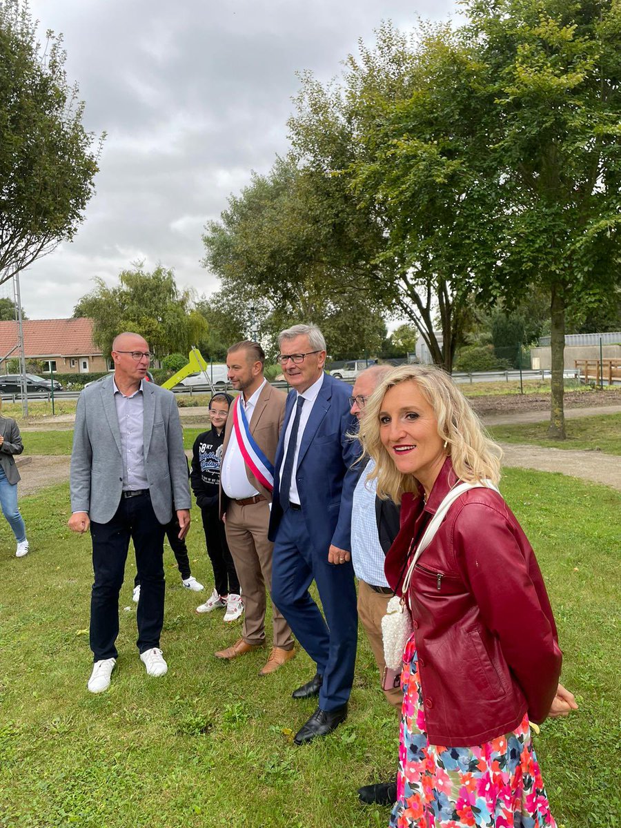 Inauguration de la nouvelle aire de jeux de Craywick avec Pierre Desmadrille, Maire et son conseil réalisée par le Sivom Aa-Colme : Jeux pour enfants, terrain de pétanque, poulailler pédagogique, passerelle…Un parc urbain au centre du village bien apprécié par la population !
