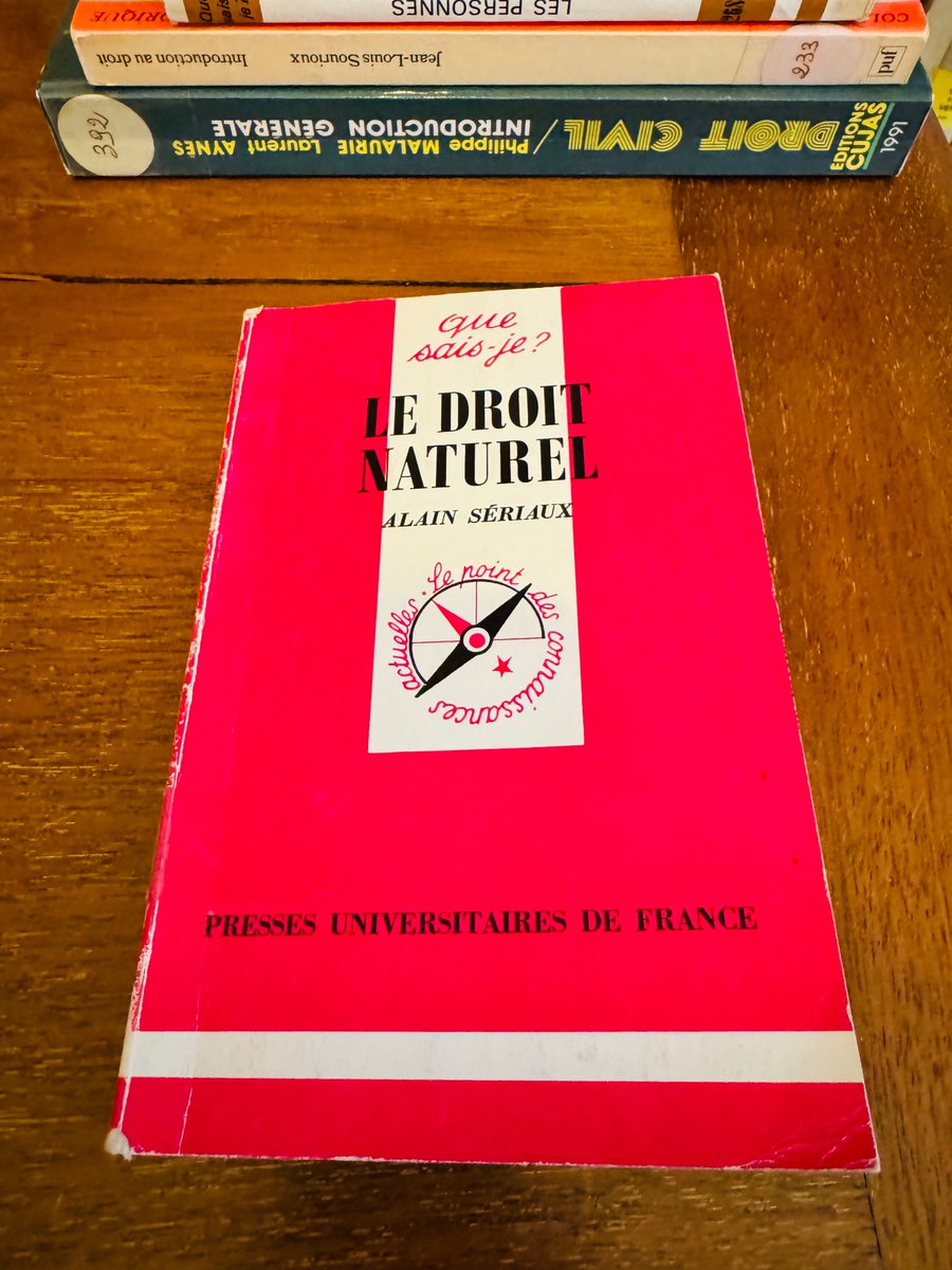 Un bijou finement ciselé.
Il est plus que jamais temps de réintroduire l'enseignement du droit naturel classique dans nos facultés des droit et d'enrichir la formation de nos juristes par l'appréhension du droit à travers la vertu de la justice (le juste comme objet d'étude).