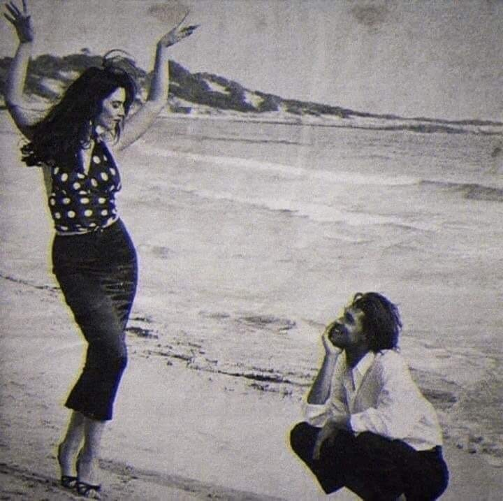 "Me gustaría pasar el resto de mis días con alguien que no me necesite para nada, pero me quiera para todo."

- Mario Benedetti