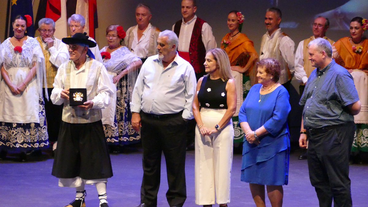 CarolMtez's tweet photo. Anoche asistimos al 41 Festival Internacional de Folclore de nuestras fiestas. 

Gracias a todos los grupos invitados y, por supuesto, a nuestros Coros y Danzas, que ayer recibían la Medalla de Oro de nuestro Ayuntamiento, por el espectáculo del que pudimos disfrutar. https://t.co/UZExl9Dy9u