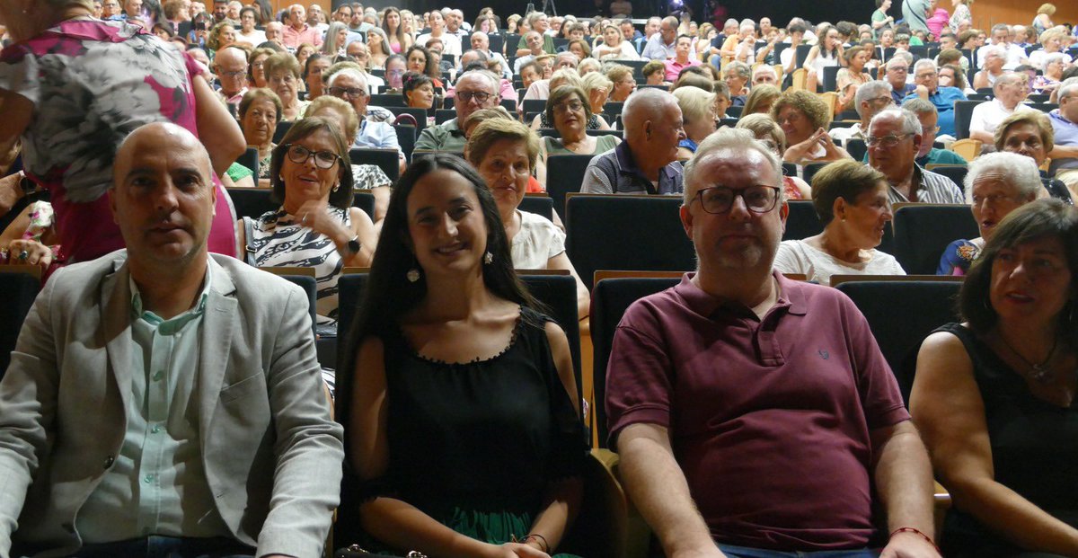 CarolMtez's tweet photo. Anoche asistimos al 41 Festival Internacional de Folclore de nuestras fiestas. 

Gracias a todos los grupos invitados y, por supuesto, a nuestros Coros y Danzas, que ayer recibían la Medalla de Oro de nuestro Ayuntamiento, por el espectáculo del que pudimos disfrutar. https://t.co/UZExl9Dy9u