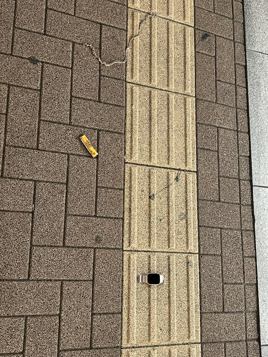 meppoko828's tweet photo. 今朝くらいここで死んだ人いた？？
交番に届ける時間がないから踏まれないようにApple Watchだけ、コーンの上に置いといたヨ🥹
今日は酒鬱になって反省しなね🥹 https://t.co/OSuyO2aIL7