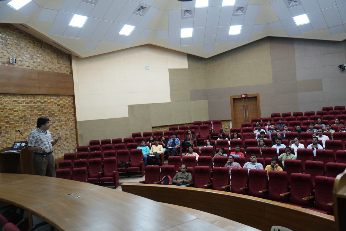 Last week, around 40 educators visited the #GMRT as part of the Maharashtra State Faculty Development Academy-#IUCAA joint program. They attended talks on radio telescopes and #GMRT by our engineers, S. Joardar and K. Buch, followed by a visit to the C03 antenna and control room.