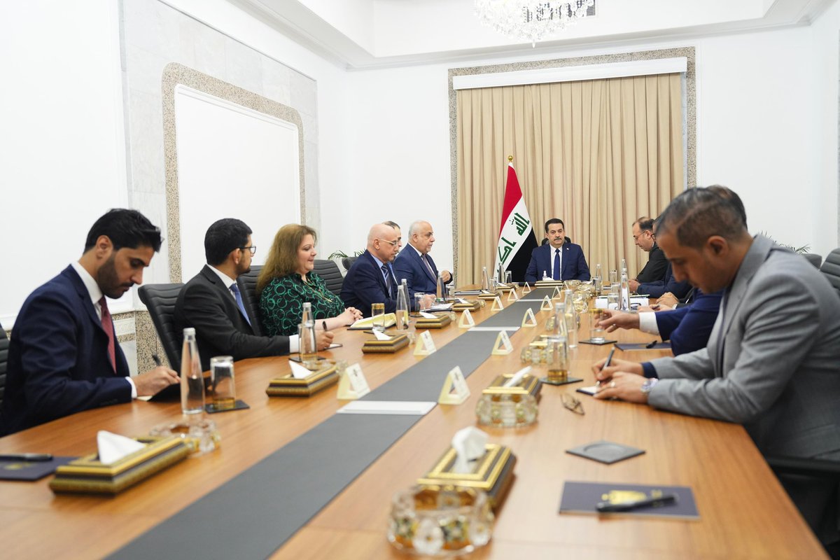 IraqiPMO's tweet photo. رئيس مجلس الوزراء السيد محمد شياع السوداني يترأس اجتماعاً خاصاً باستكمال متطلبات مبادرة بوابة المعرفة العراقية الرقمية، ولجنة الأمر الديواني (23821)، تمهيداً لإعلان إطلاقها من قبل سيادته.

 وأشار السيد السوداني إلى أن هذه المبادرات تليق ببلد مثل العراق وبإرثه الحضاري والثقافي، وما تقدمه إلى الشعب سيعمل على زيادة التواصل المعرفي مع العالم، من أجل اللحاق بالتسارع العلمي والتكنولوجي، خصوصاً أن هذه المبادرة تشتمل على جوانب تتعلق بالتعليم العالي والتربية والثقافة.

وأكد سيادته أن الحكومة ماضية في عمليات الرقمنة، والتحول الإلكتروني والرقمي في مختلف القطاعات والمجالات والاستخدامات؛ بغرض الوصول إلى المعرفة وتحقيق التقدم في مختلف الصعد والنشاطات.
