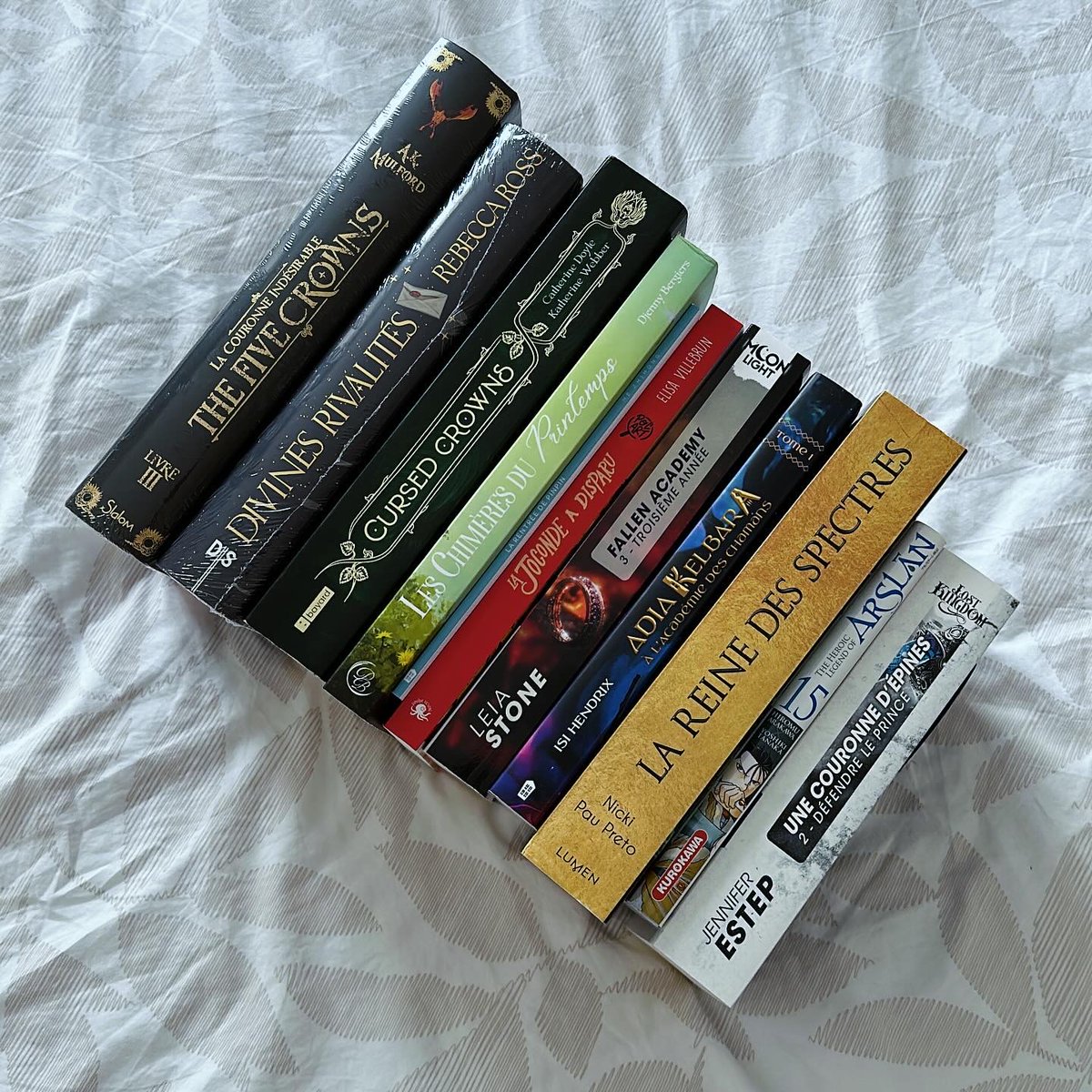 Aujourd’hui, on est dimanche et qui dit « dimanche » dit In My Mailbox !

Pour retrouver le résumé des livres, c’est par ici >> accrocdeslivres.blogspot.com/2024/09/in-my-…

Vous connaissez ? En avez-vous lu certains ? Dites-moi tout !

Et vous, qu’avez-vous de nouveaux dans votre PAL ?