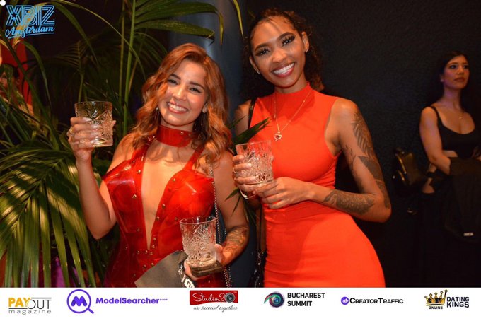 If you we’re photographer on the XBIZ please share the link to the pics whenever u have them ???? or
