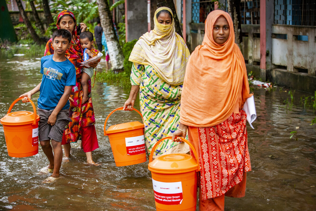 ActionAidUK's tweet photo. 🚨 URGENT: ActionAid has launched an emergency appeal to respond to the devastating floods in Bangladesh, which have affected more than 5.8m people. Thousands of families have lost their homes and seen their crops and livelihoods washed away. 

Our teams are delivering life-saving supplies to stranded families, including cooked food, water purification tablets and dignity kits. We still need to do more - please make a donation and help us reach more families: https://t.co/7fsPQAA5Vu
