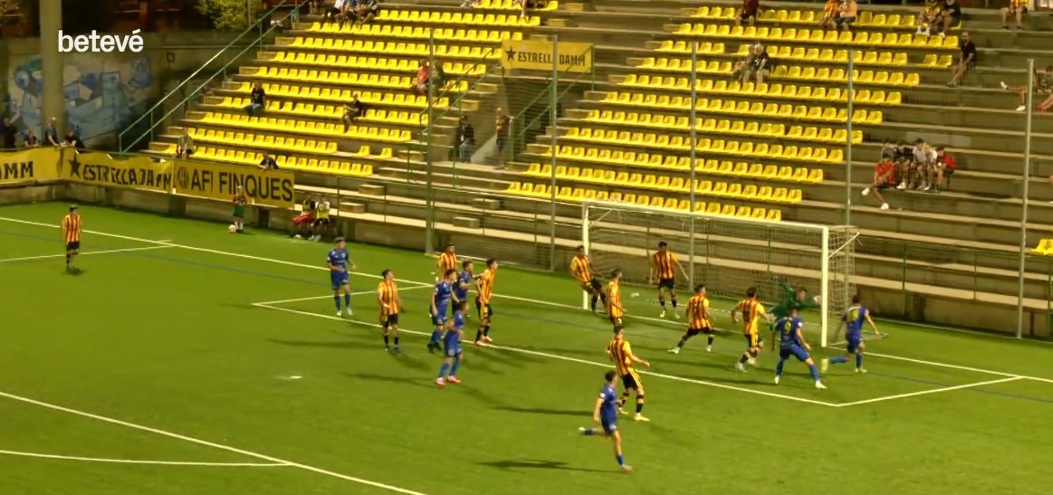 Que la victòria d'ahir no ens faci oblidar l'intent d'atracament que va perpetrar la tripleta arbitral. El primer gol de l'Andratx era en fora de joc (camp de visió del linier immillorable) i el segon la pilota no entra sencera ni flipant.
x.com/uesantandreu/s…