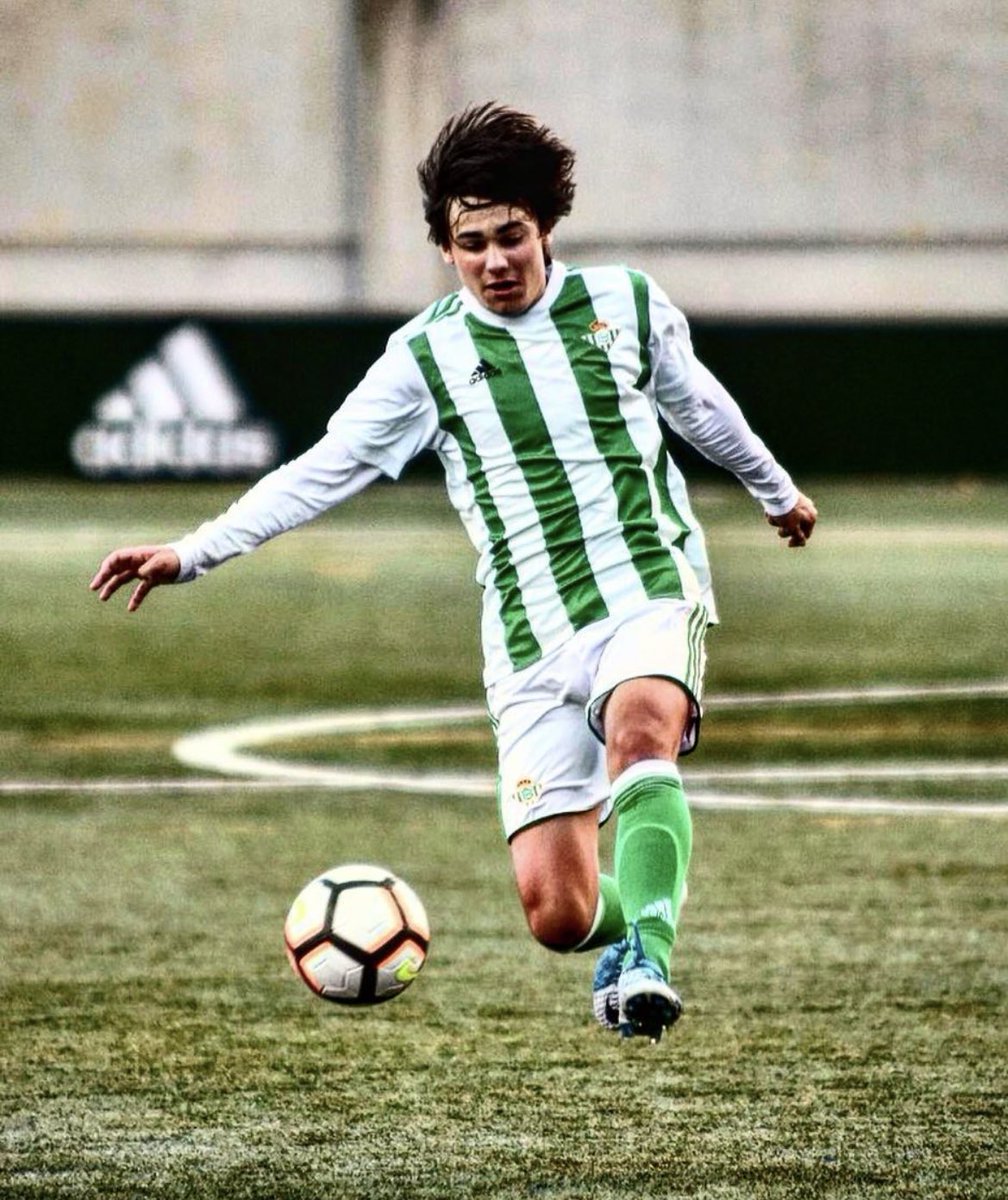 ElMagoBotas_'s tweet photo. Canterano. 9 años en el club. 5 temporadas en el primer equipo y más de 120 partidos.
Tuvo el gran desafío de tener que pelear con Canales, Fekir o Isco por un puesto en su verdadera posición. Eso hizo que siempre tuviese que jugar en un sitio que no era el suyo. 
Siempre ha tenido palabras de agradecimiento al club y a la afición pese a tener que a aguantar a algún que otro impresentable por esta red social. Campeón de Copa en 2022. 
Se dedicaba simplemente a jugar al fútbol, machacarse físicamente en sus vacaciones e intentar demostrar que valía, jamás dio un problema. Y se va dejando nada más y nada menos que 8M€.
Mucha suerte en tu nueva etapa y que seas muy feliz, @rodrisanchez_10 💚