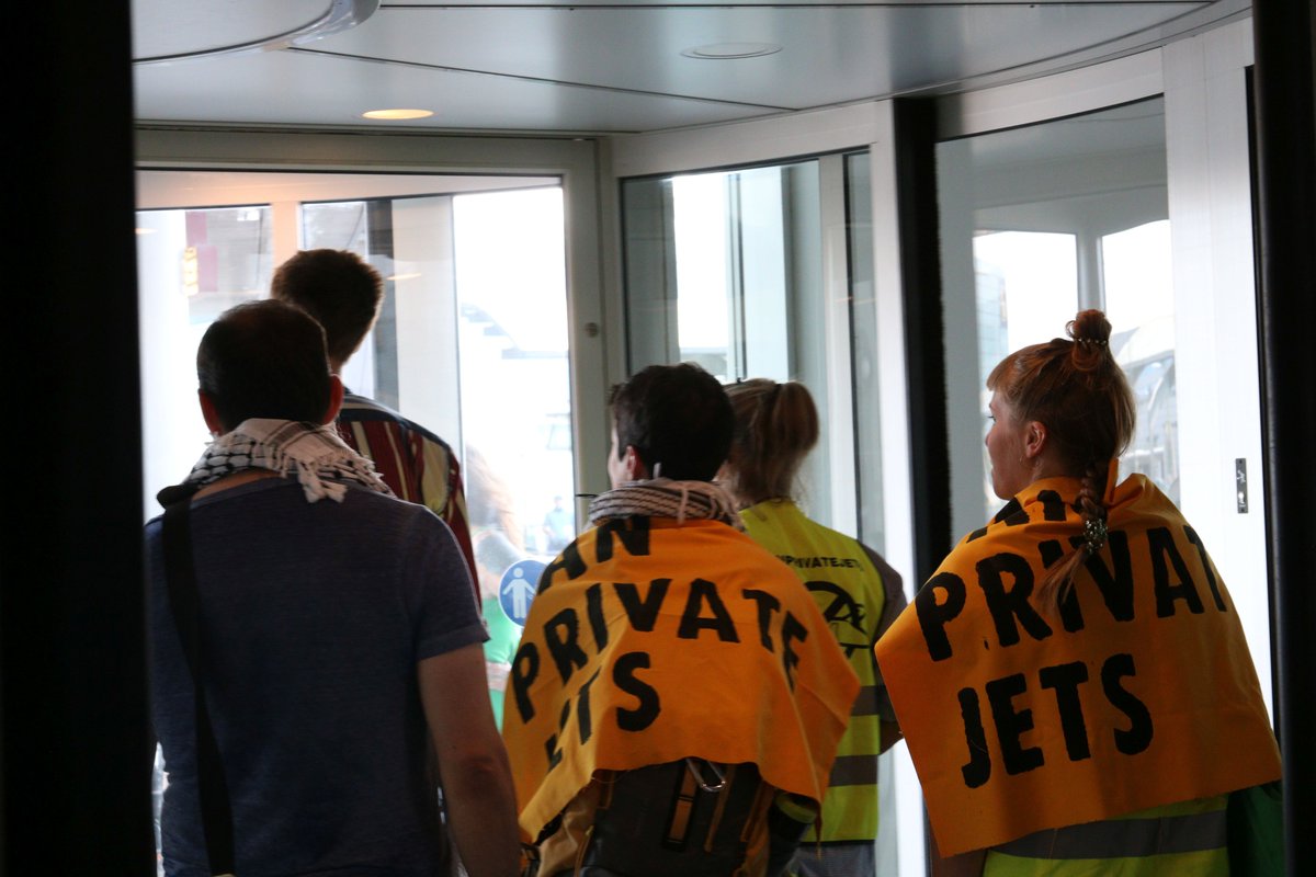 Scientist Rebellion Denmark (@scirebdenmark) on Twitter photo Den 🇩🇰 regering laver udbud på leasing af privatfly for 300mill kr – midt i klimakollapsen 💀 det er en absurd manifestation af regeringens foragt for klimaretfærdighed.
Sammen med <a href="/ExtinctionRDK/">Extinction Rebellion Danmark</a> var vi ved <a href="/CPHAirports/">Copenhagen Airport</a> i dag 🧵
#dkpol #dkgreen Den 🇩🇰 regering laver udbud på leasing af privatfly for 300mill kr – midt i klimakollapsen 💀 det er en absurd manifestation af regeringens foragt for klimaretfærdighed.
Sammen med <a href="/ExtinctionRDK/">Extinction Rebellion Danmark</a> var vi ved <a href="/CPHAirports/">Copenhagen Airport</a> i dag 🧵
#dkpol #dkgreen