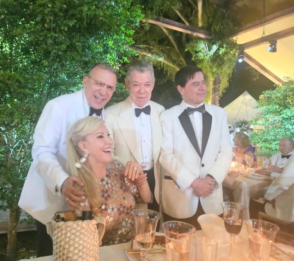 En esta foto faltaron Gustavo Petro y Verónica Alcocer.

En la boda de Gabriela Tafur y Esteban Santos los extrañaron. 

Lástima que el terrorista <a href="/petrogustavo/">Gustavo Petro</a> haya hecho trizas su hogar iniciando un romance con el trans Linda Yepes.

Cosas que ocurren #SoloEnCircombia