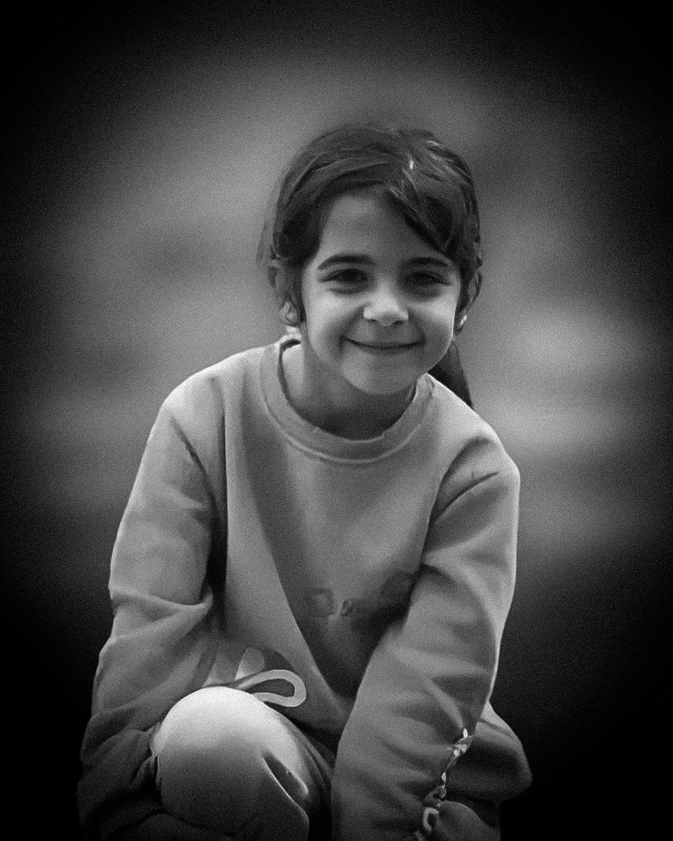 Kalmışım ara yerde, tozdayım, dumandayım. 
Kirli bir mekândayım, iğrenç bir zamandayım. 

Abdurrahim Karakoç