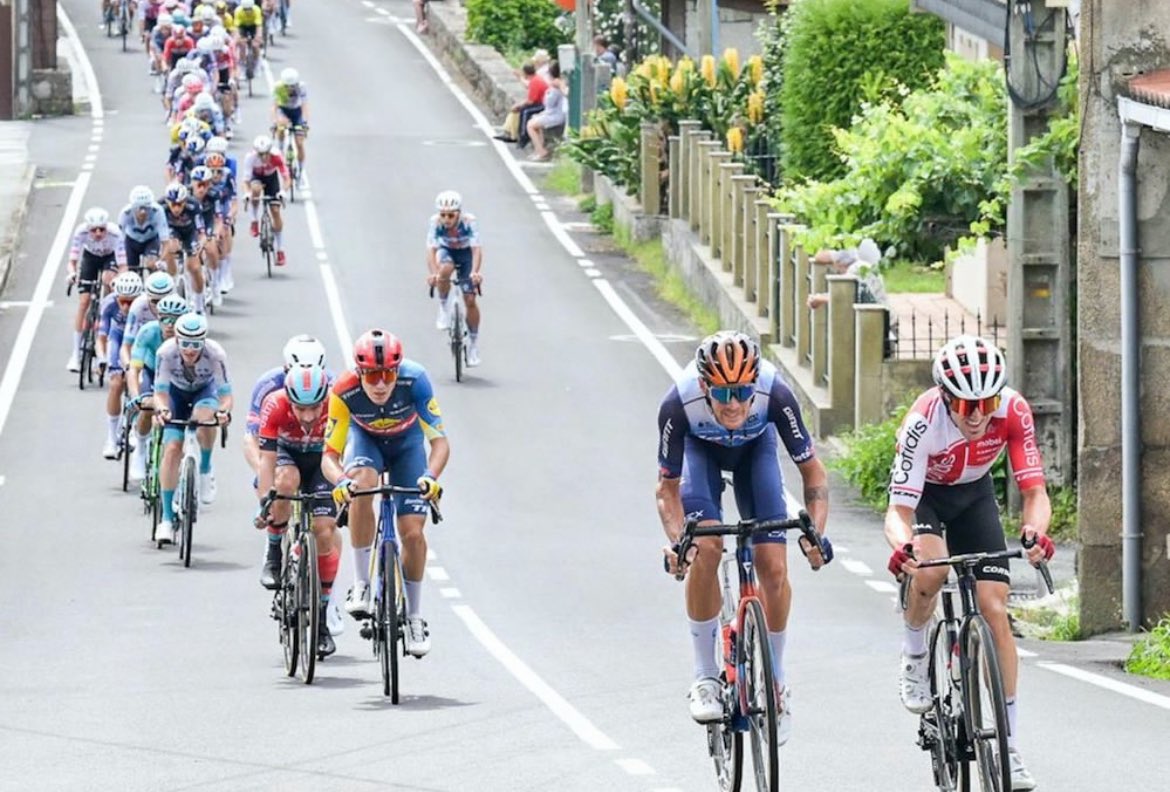 ccvolata's tweet photo. En #LaVuelta24 las fugas han sido determinantes, pero no ha sido nada fácil meterse en ellas. El @TeamCOFIDIS lo ha intentado insistentemente y la suerte no le ha acompañado.

¿Cuesta cada vez más? Le hemos preguntado a Ion Izagirre y @jesushl90.

👉🏼 https://t.co/rthagpHoU7 https://t.co/Mg9puK7Xax