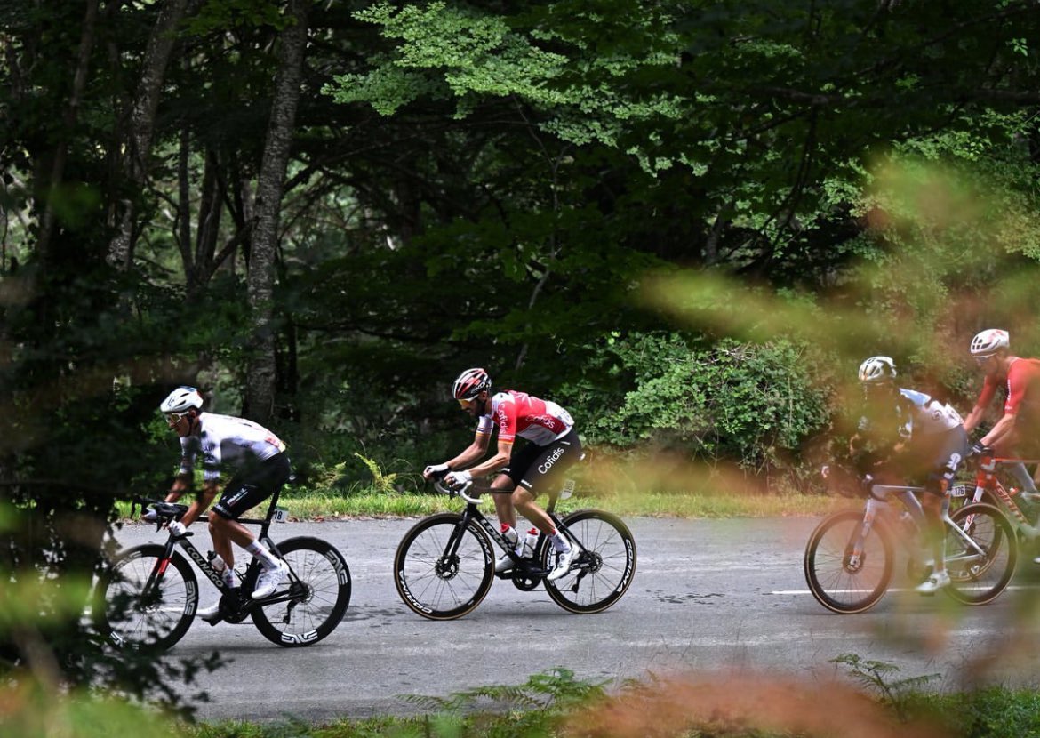 En #LaVuelta24 las fugas han sido determinantes, pero no ha sido nada fácil meterse en ellas. El <a href="/TeamCOFIDIS/">Team Cofidis</a> lo ha intentado insistentemente y la suerte no le ha acompañado.

¿Cuesta cada vez más? Le hemos preguntado a Ion Izagirre y <a href="/jesushl90/">Jesús Herrada López</a>.

👉🏼 volatamag.cc/articulo/la_vu…