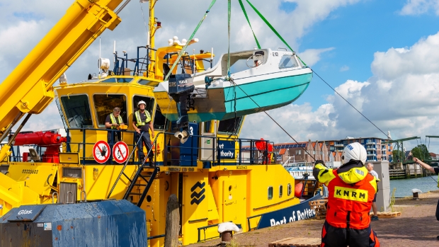 RodiMaassluis's tweet photo. Vissersbootje op Waterweg maakt water na aanvaring, hulpdiensten schieten te hulp -  https://t.co/4nLWsSuA7s https://t.co/GF3ItrB4lz