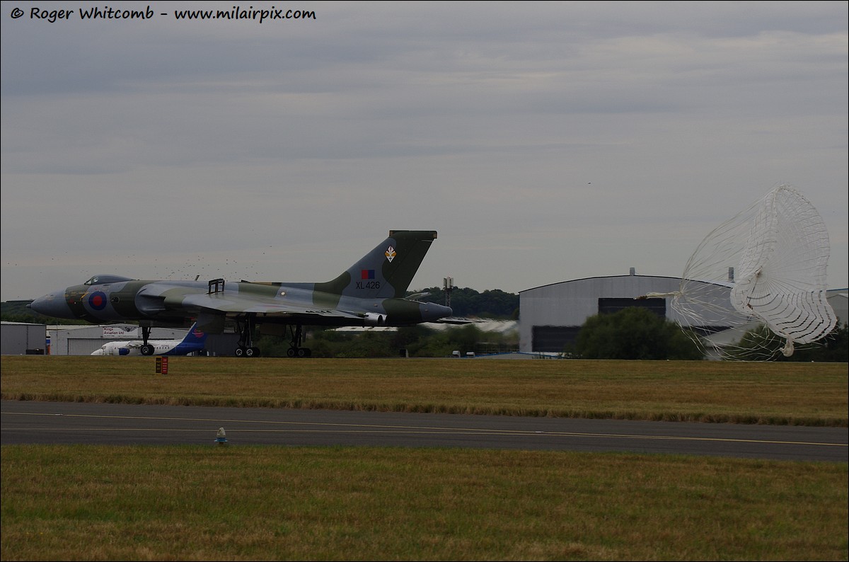 milairpix's tweet image. Evening all   👍

Southend Airport 07/09/24 &amp;amp; Avro Vulcan XL426
@XL426 @SouthendAirport @stunt109 
#TwitterVForce