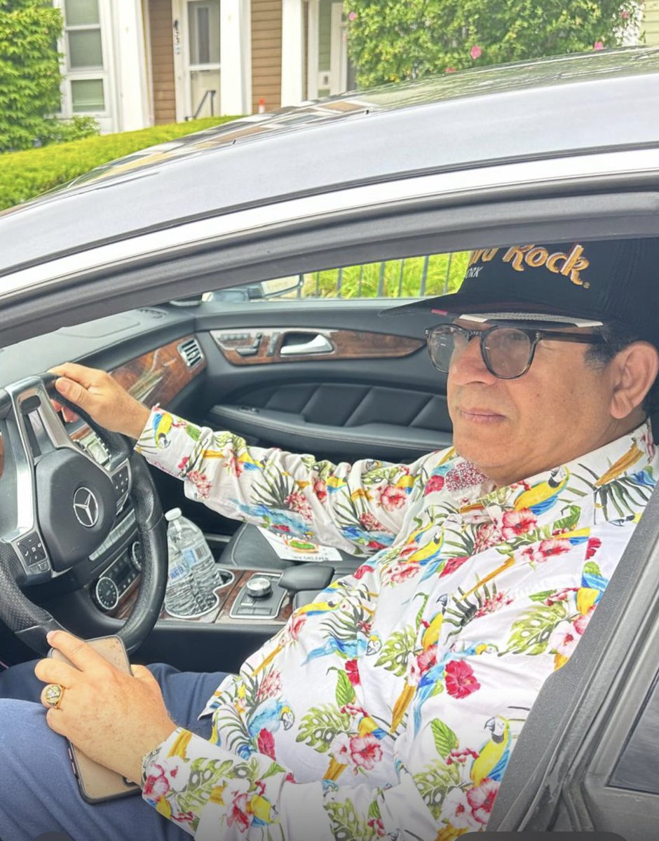 Presidente de Red Mundial de Noticias x es lo máximo.