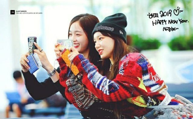 jimschalala's tweet photo. ตำนานอิเย่ฮวา(อิควาย)ไม่ยอมให้ไชน่าไลน์กลับวง สาวจีนทำได้แค่ถ่ายมบ.จากทีวีที่สนามบิน ตอนนี้ได้เจอกันแล้วนะ รักอูจูมาก รักพวกแกที่สุดเลย😭😭😭😭😭😭 https://t.co/0el0kDaEXh
