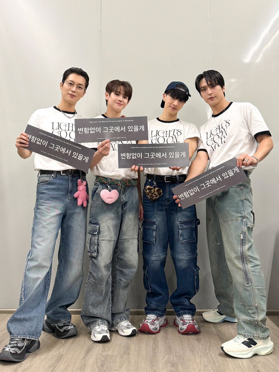 Highlight_AUent's tweet photo. [📸] HIGHLIGHT LIVE 2024 [LIGHTS GO ON, AGAIN] in SINGAPORE

어느새 [LIGHTS GO ON, AGAIN] 마지막 공연 싱가포르🌹💡
오랜시간 기다려 주시고, 변함없이 뜨거운 응원을 보내주신 여러분 고맙습니다💙💛💚💜

#하이라이트 #HIGHLIGHT
#LIGHTS_GO_ON_AGAIN
#비스트 #BEAST
#하이라이트X비스트
#HIGHLIGHTXBEAST
#윤두준 #YOONDUJUN
#양요섭 #YANGYOSEOP
#이기광 #LEEGIKWANG
#손동운 #SONDONGWOON