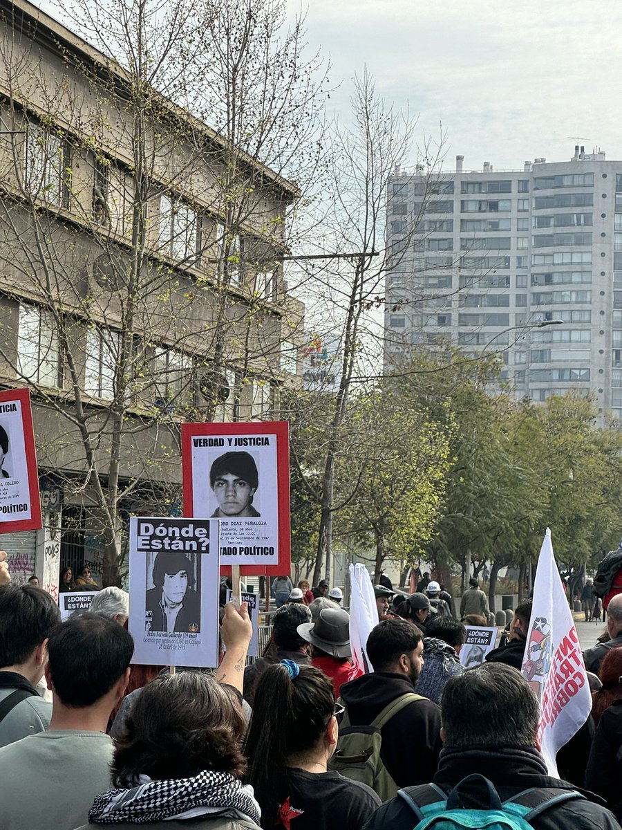 cnashr's tweet photo. Presidente @GabrielBoric Hoy la romería en memoria de las
Víctimas de la Dictadura fue duramente reprimida. Carabineros atacó a los jóvenes de la @jjcc_chile que marchaban pacíficamente y luego se interrumpió el acto por un carro lanzaguas y efectivos COP. 
Inaceptable. https://t.co/waGzfIFr9O