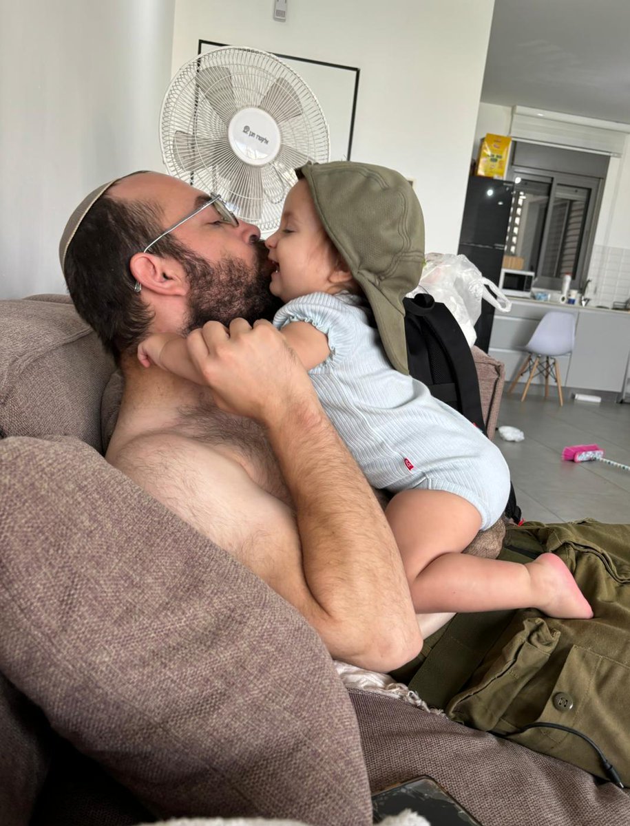 :<a href="/OzSiminovsky/">עוז סימינובסקי Oz Siminovsky</a> מסר חשוב של

טוב צריך לומר כמה דברים אישיים.
אני עוז. אני אבא לדרור ונעם ונשוי להדסה. אני עצמאי. אני נאבק בכמה מטלות אחרונות לסיום התואר הראשון שלי. אני עובר דירה טרי שעוד פורק ארגזים. ואני מילואימניק בעזה.

לפרטים שציינתי פה יש כמה משמעויות, לדוגמה:
לא הייתי שם