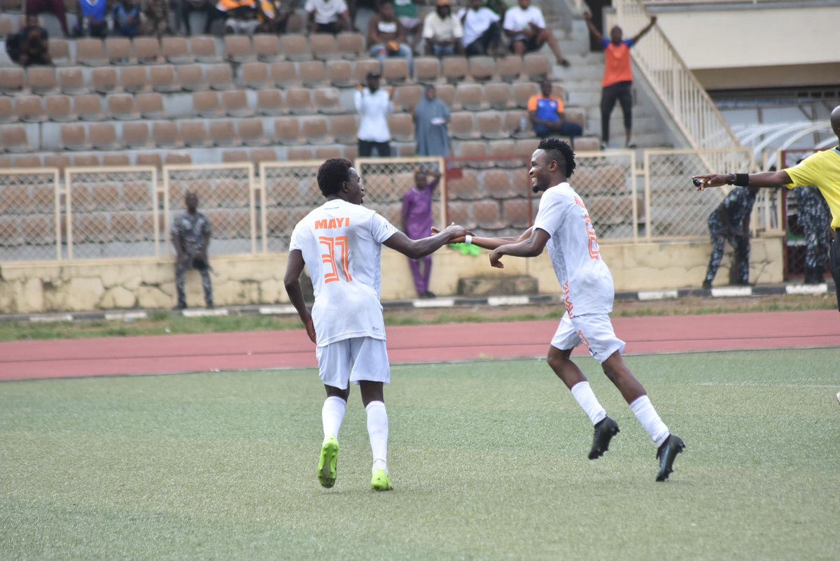 ssstarsupdates's tweet photo. Awosanmi Promise free kick makes it 2 for the Owena Whales
✨✨✨✨✨✨✨
SUN⚪️ 2🆚BAY 0🔵
#SUNBAY
#NPFL25
#Owenawhales
#SunshineStarsUpdates
#MatchDay1
📸: @naija_image https://t.co/TlfqwjYX9z