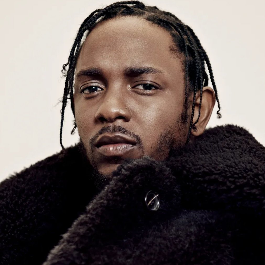 🚨 Kendrick Lamar is rumored to be bringing Rihanna as a special guest at the 2025 Super Bowl. There are also rumors that they will perform “Not Like Us” and “Loyalty” together.