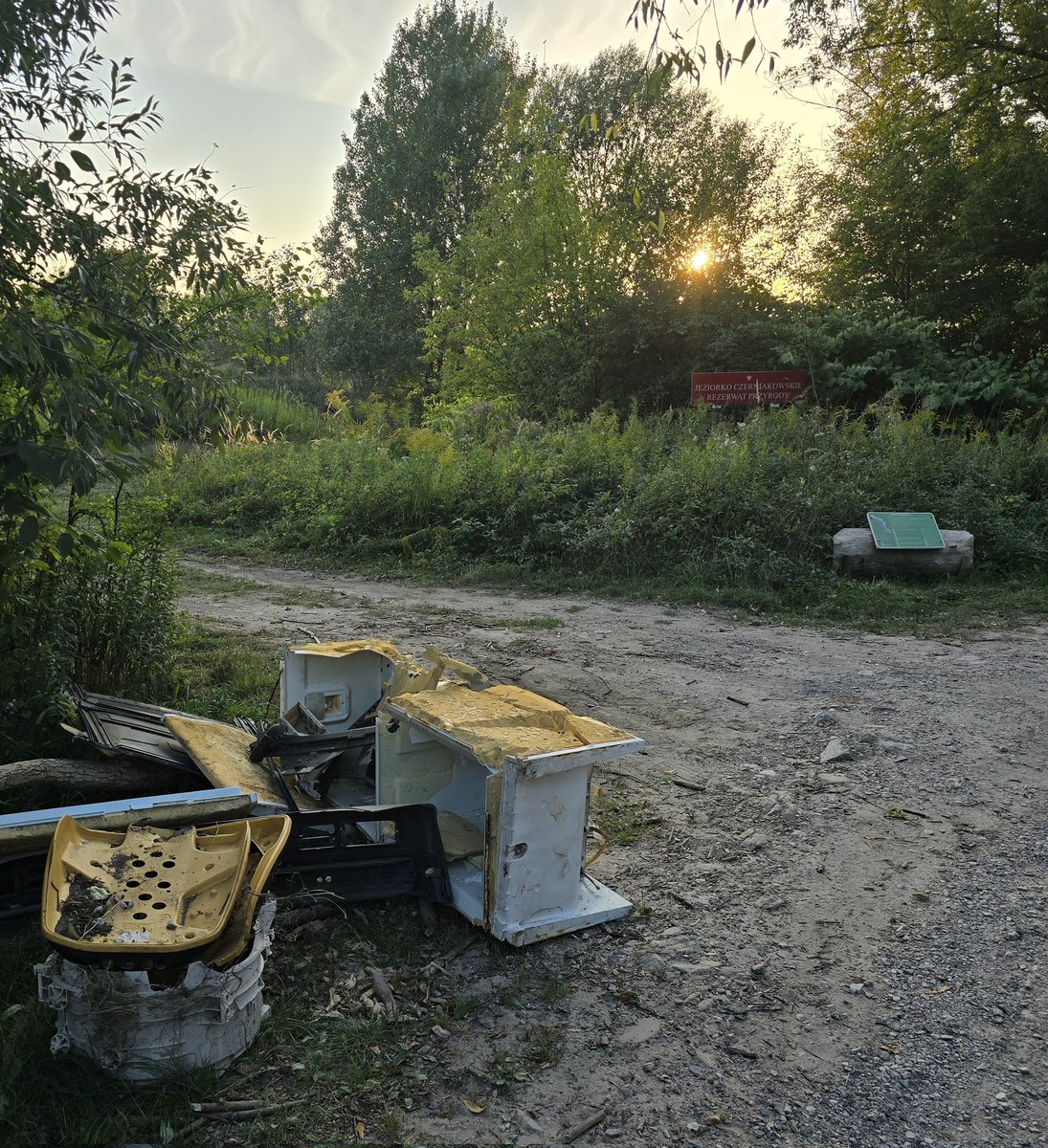 marcelrakowski's tweet photo. Popołudniowy spacer po Mokotowie i  rezerwacie przyrody Jeziorko Czerniakowskie.
To obrzydliwe, że tyle śmieci wala się w takim miejscu. #systemkaucyjny to zmieni. @MKiS_GOV_PL @anitasowinska @donaldtusk @trzaskowski_ https://t.co/syg7aPgfp0