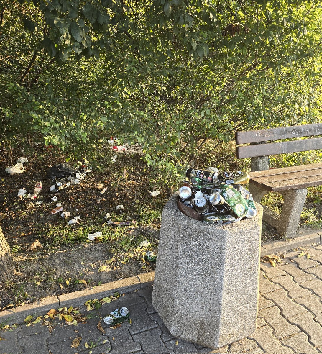marcelrakowski's tweet photo. Popołudniowy spacer po Mokotowie i  rezerwacie przyrody Jeziorko Czerniakowskie.
To obrzydliwe, że tyle śmieci wala się w takim miejscu. #systemkaucyjny to zmieni. @MKiS_GOV_PL @anitasowinska @donaldtusk @trzaskowski_ https://t.co/syg7aPgfp0