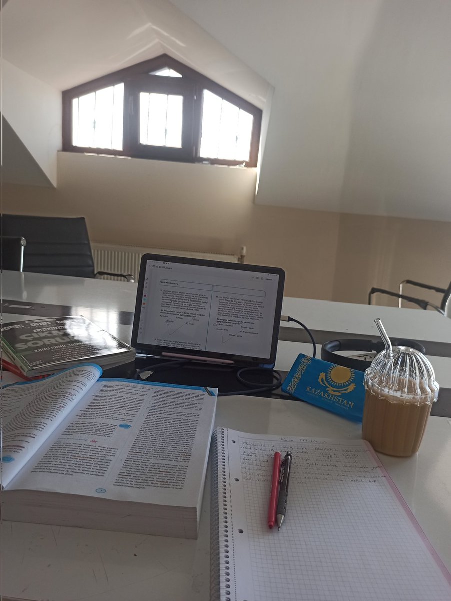 Kazakistan'dan gelen çikolata ve kendime kahve jestim 🤭 çalışmama renk kattı...

Tat almak başkadır başka.
Hamd ile...