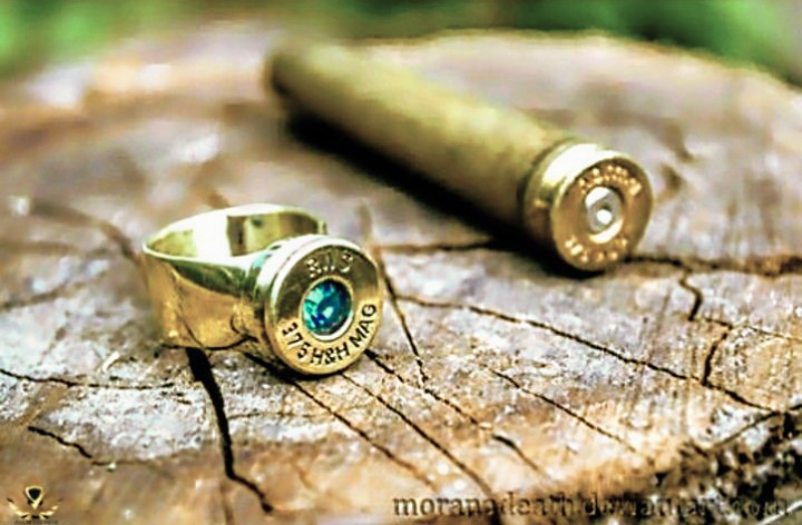 في معركة الإنسان ..
بين العقل وجيش القطعان
يطغى البشر ويعاني الإنسان
فيتعاظم مبدأ النسيان
ونعاني الألم
 بين مجرم حرب
.. ومجرم حب !!
ᚠᛖᛋᛚ